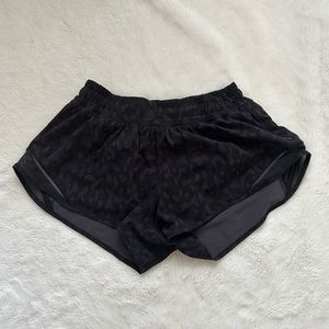 Lululemon Hotty Hot Shorts 4 2.5 Foundation Camo Deep Coal/Multi